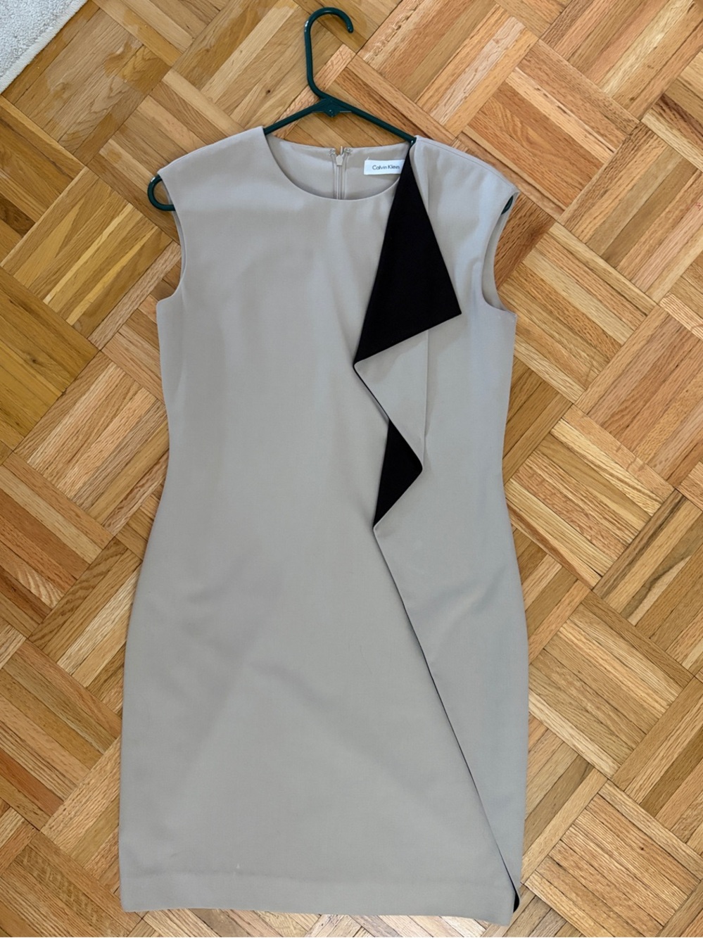 Calvin Klein EUC Sheath Dress w/ Black Ruffle Accent Womens Size 2